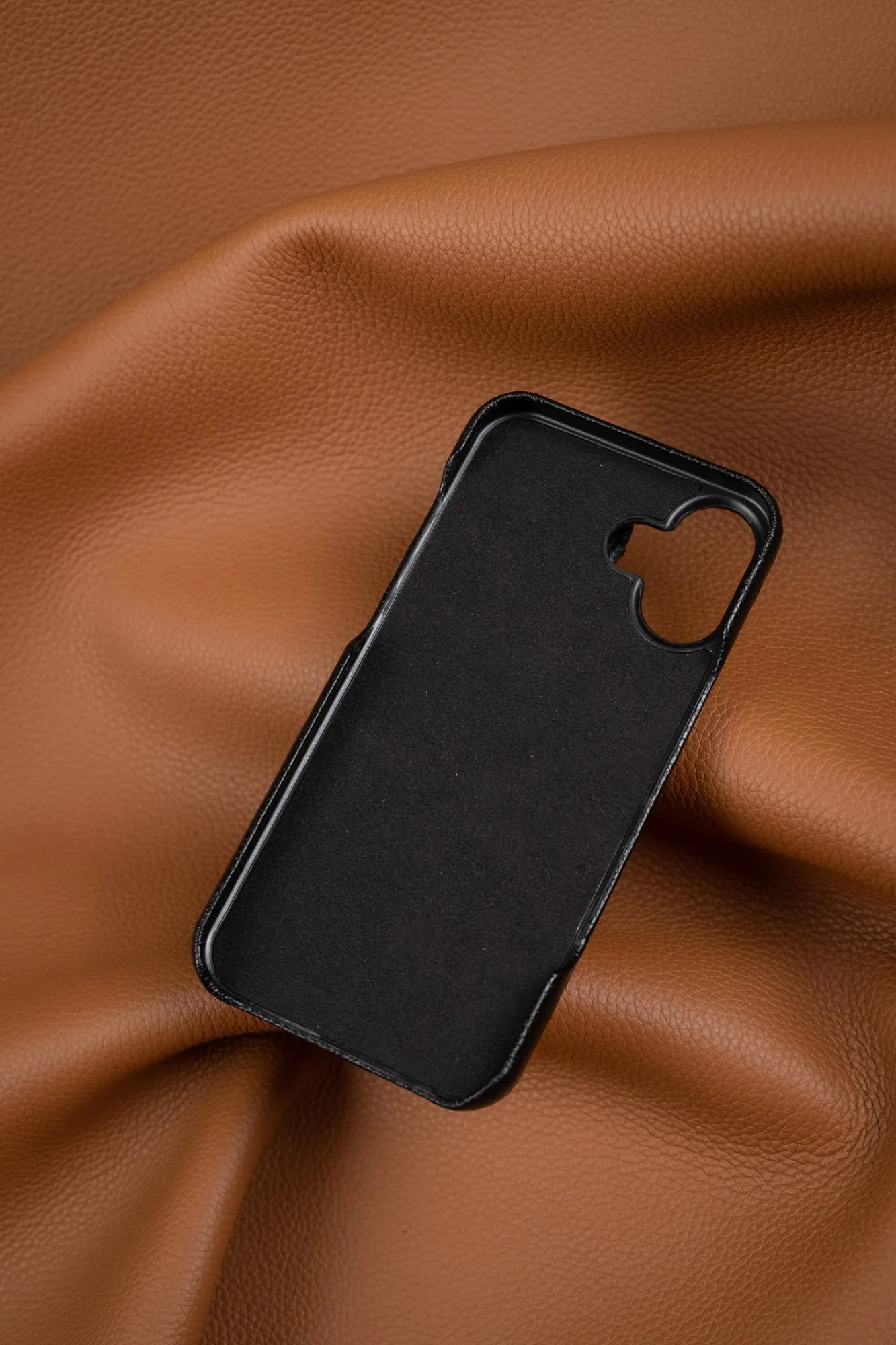 Ảnh Studio Ốp lưng điện thoại da Caviar đen chần trám có ngăn thẻ - Koi Leather