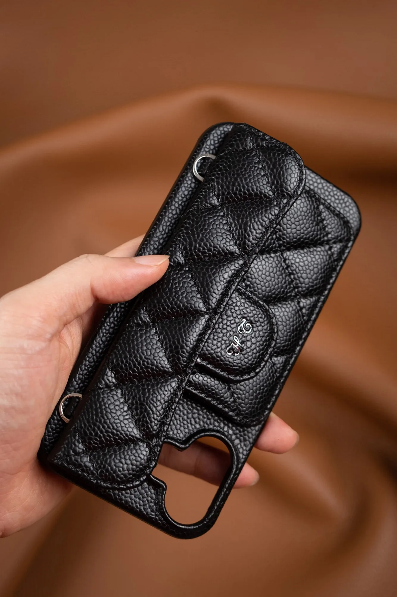 Ảnh Lifestyle Ốp lưng điện thoại da Caviar đen chần trám có ngăn thẻ - Koi Leather