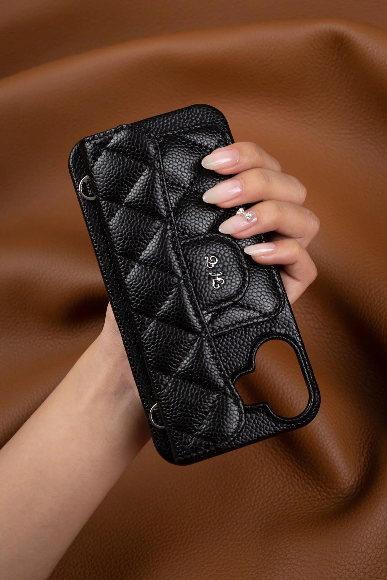 Ảnh Lifestyle Ốp lưng điện thoại da Caviar đen chần trám có ngăn thẻ - Koi Leather