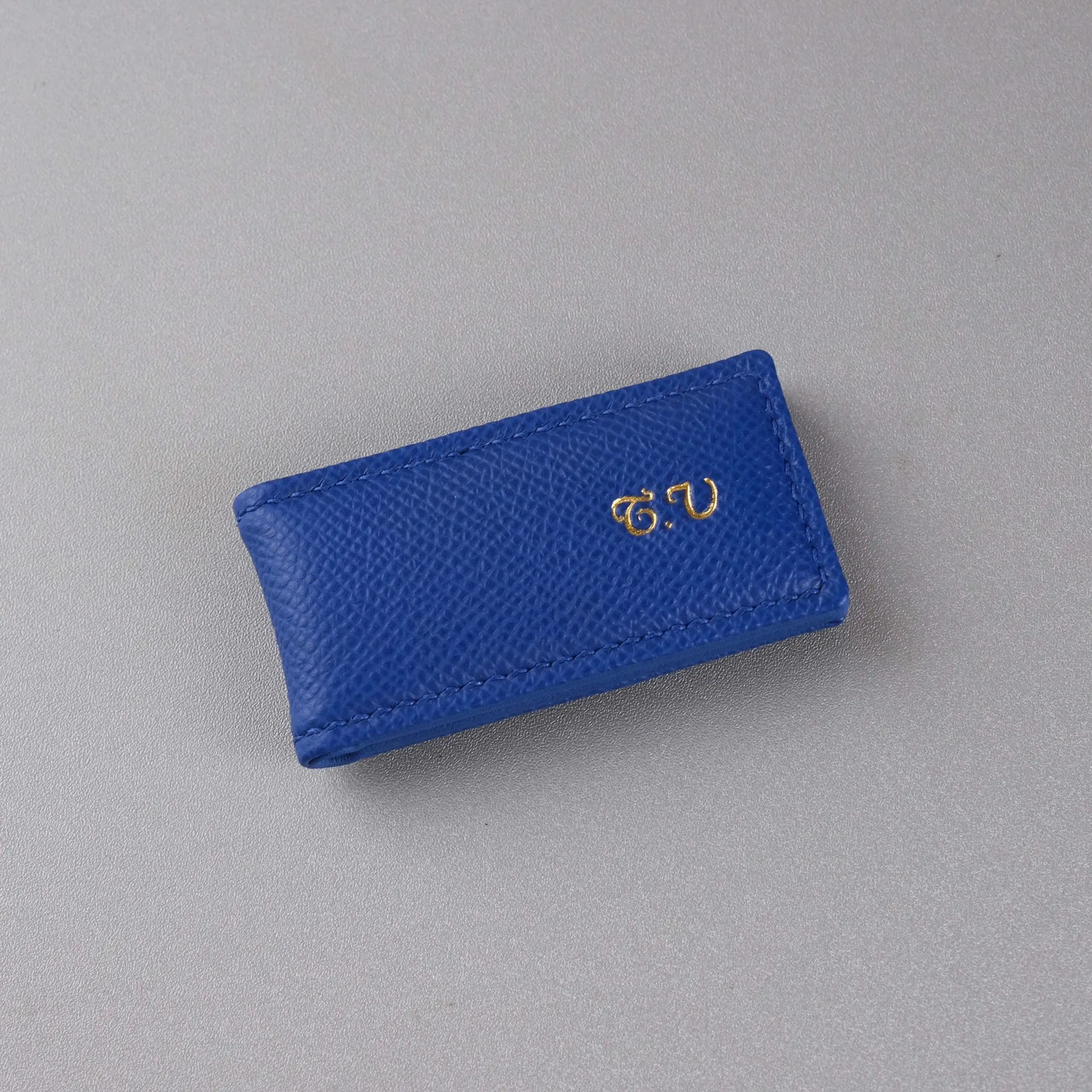 Ảnh Studio Kẹp tiền nam châm da Epsom màu xanh cobalt - Koi Leather