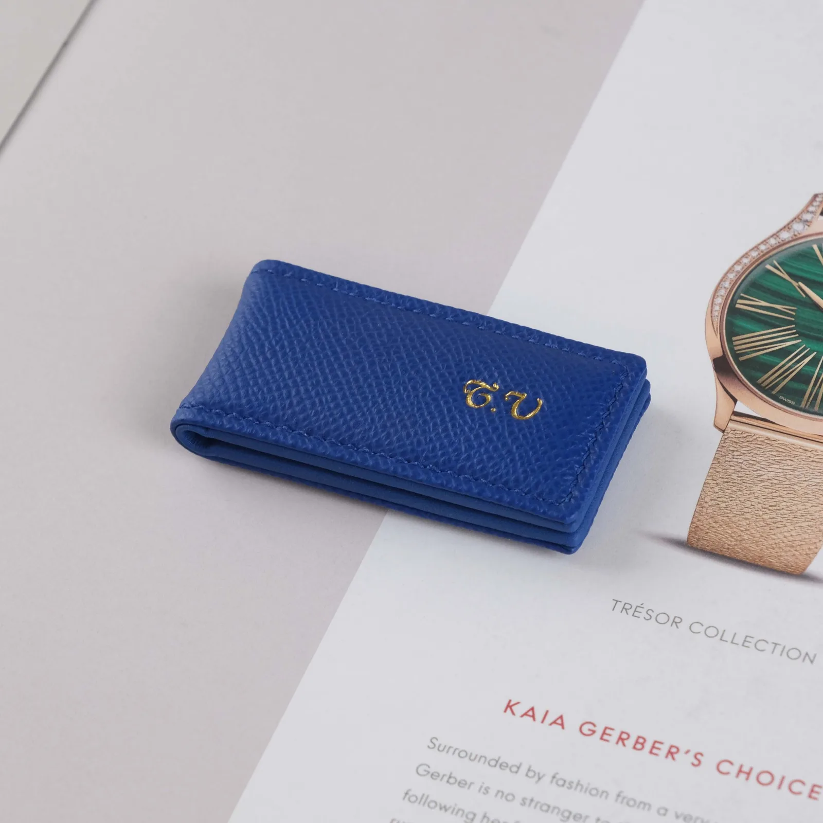 Ảnh Lifestyle Kẹp tiền nam châm da Epsom màu xanh cobalt - Koi Leather