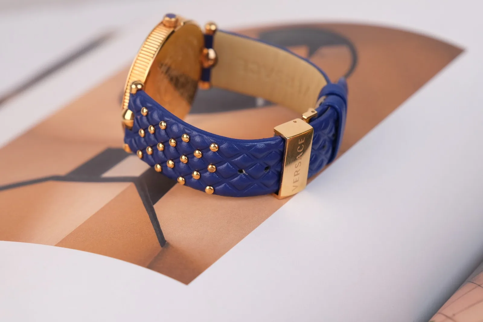 Ảnh Lifestyle Dây đồng hồ da bò cho Versace màu xanh dương đính đinh tán - Koi Leather