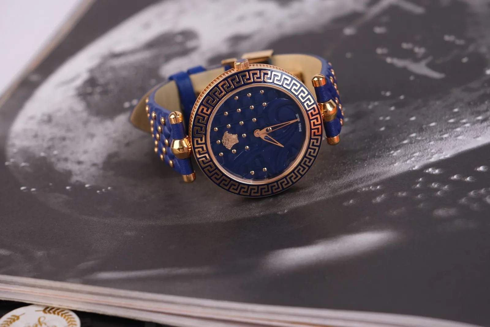 Ảnh Lifestyle Dây đồng hồ da bò cho Versace màu xanh dương đính đinh tán - Koi Leather
