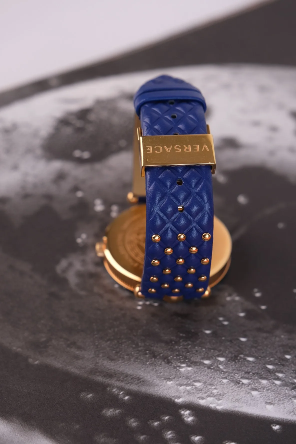 Ảnh Lifestyle Dây đồng hồ da bò cho Versace màu xanh dương đính đinh tán - Koi Leather