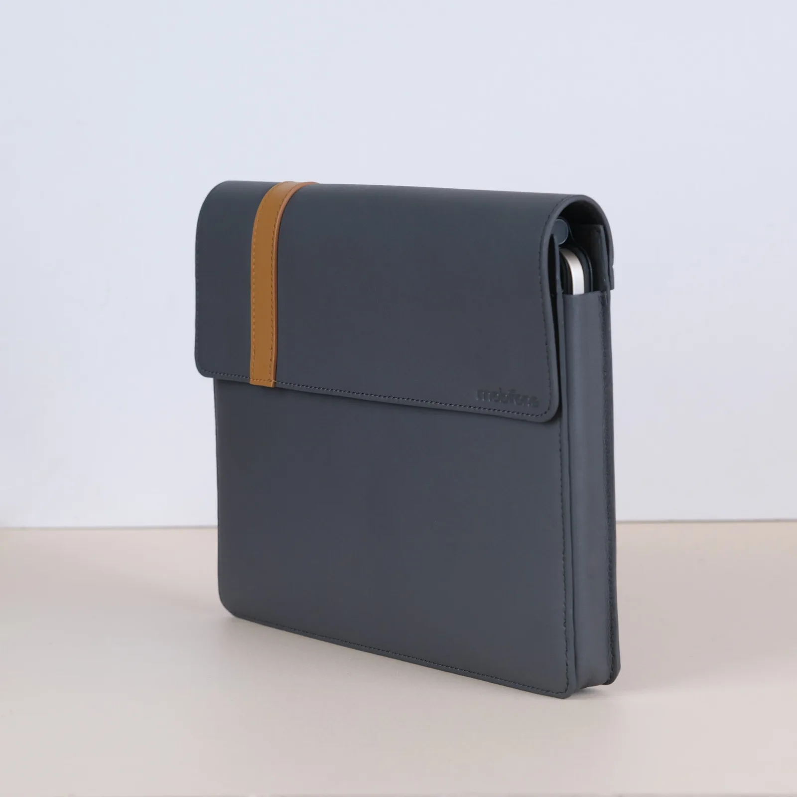 Ảnh Studio Bao da iPad nắp gập phối đai màu xanh navy - Koi Leather