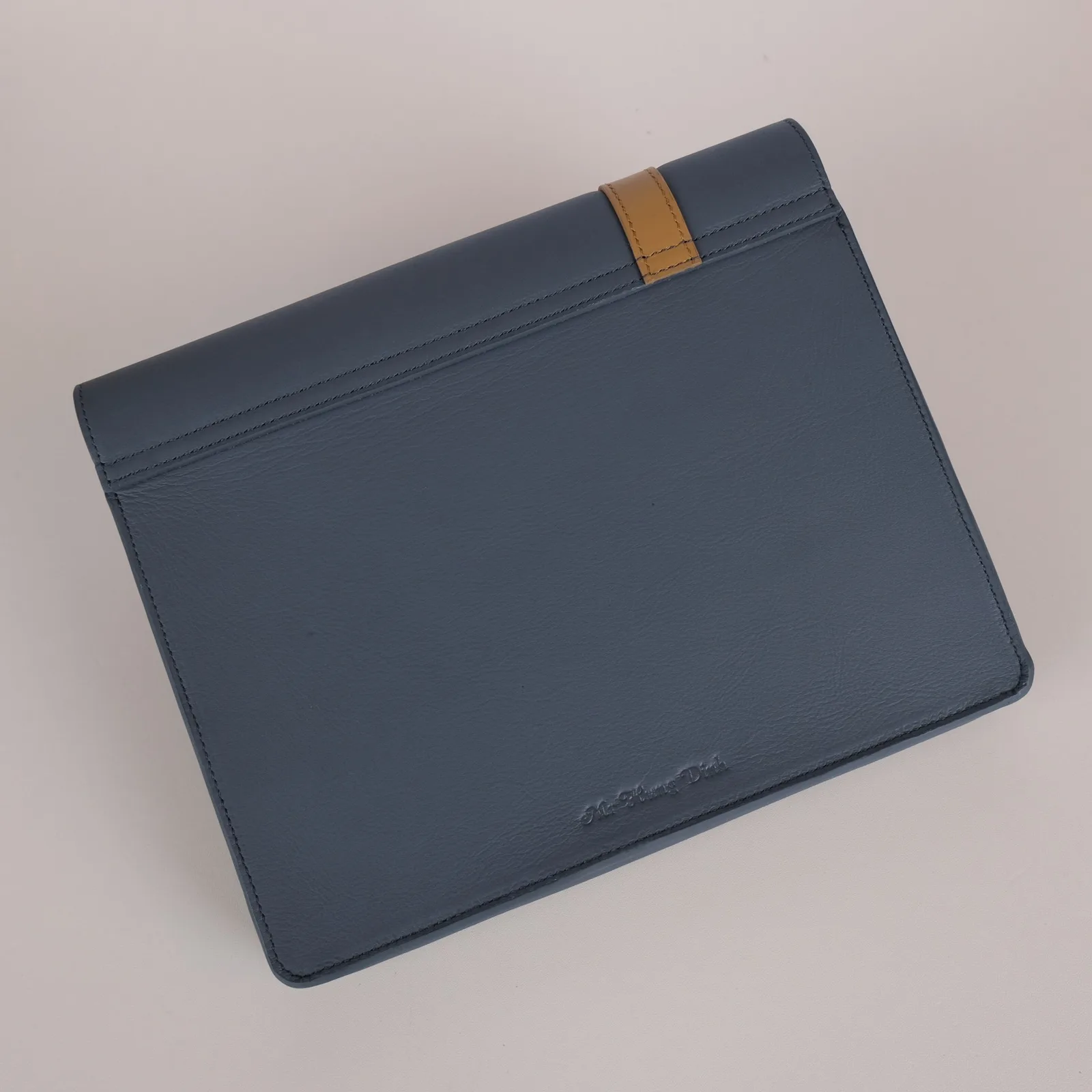 Ảnh Studio Bao da iPad nắp gập phối đai màu xanh navy - Koi Leather
