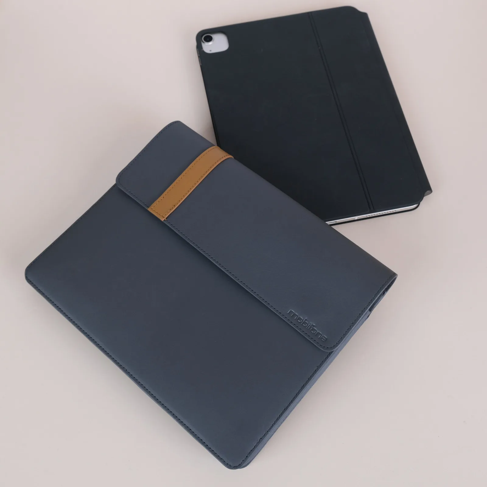 Ảnh Studio Bao da iPad nắp gập phối đai màu xanh navy - Koi Leather