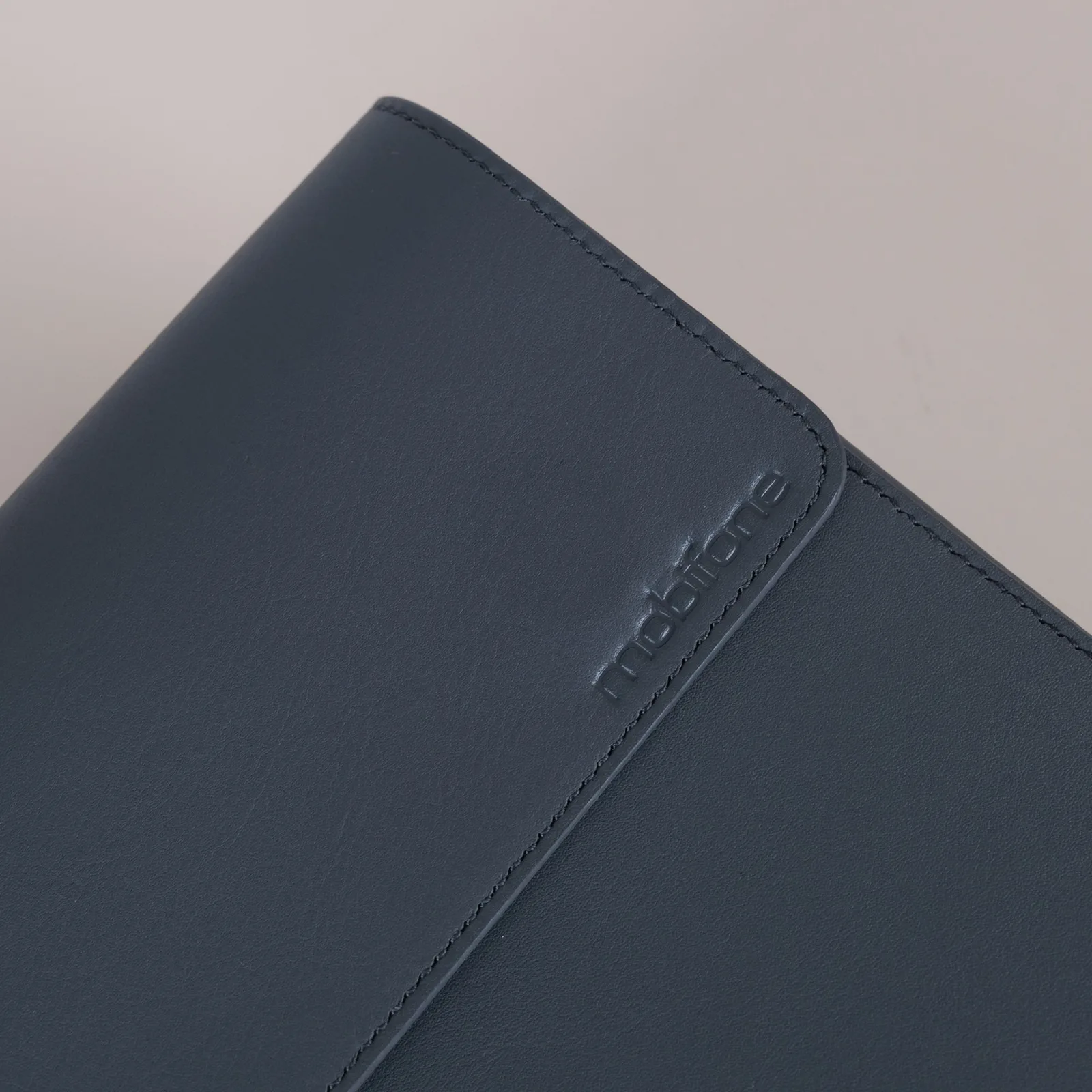 Ảnh Bao da iPad nắp gập phối đai màu xanh navy - Koi Leather