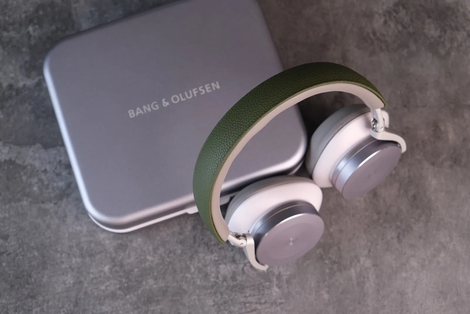 Ảnh Studio Bọc da headband tai nghe da Togo màu xanh rêu - Koi Leather