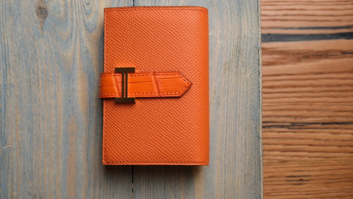 Ảnh Studio Ví đựng thẻ da Epsom phối da cá sấu dáng gập quai cài - Koi Leather
