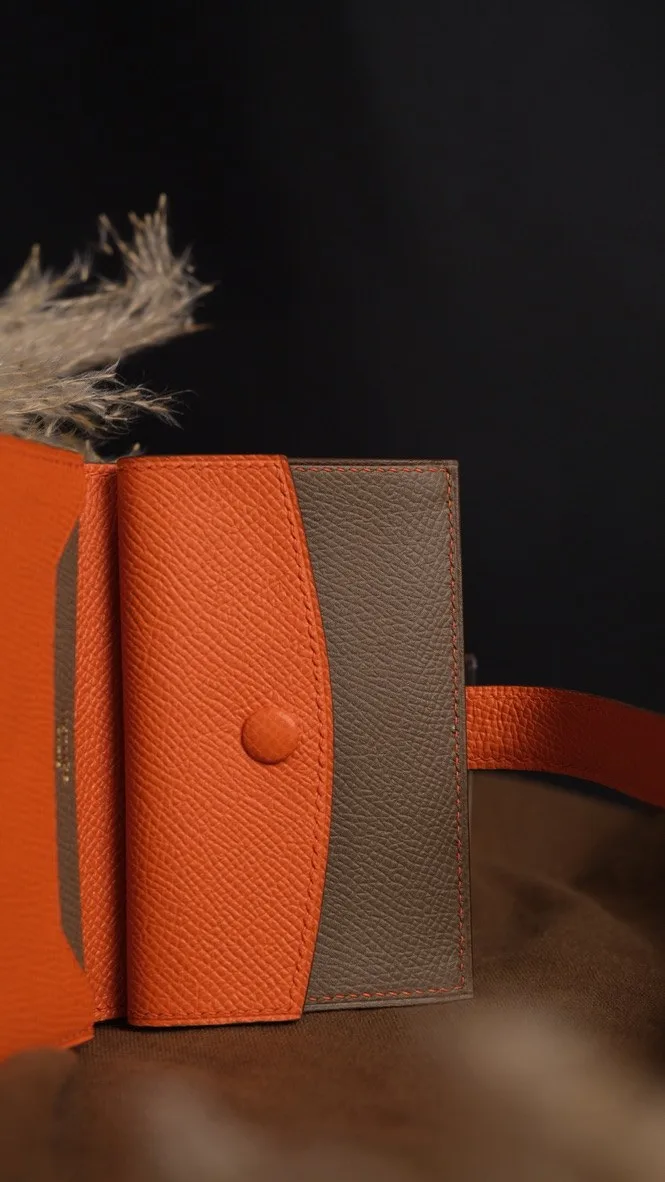 Ảnh Studio Ví đựng thẻ da Epsom phối da cá sấu dáng gập quai cài - Koi Leather