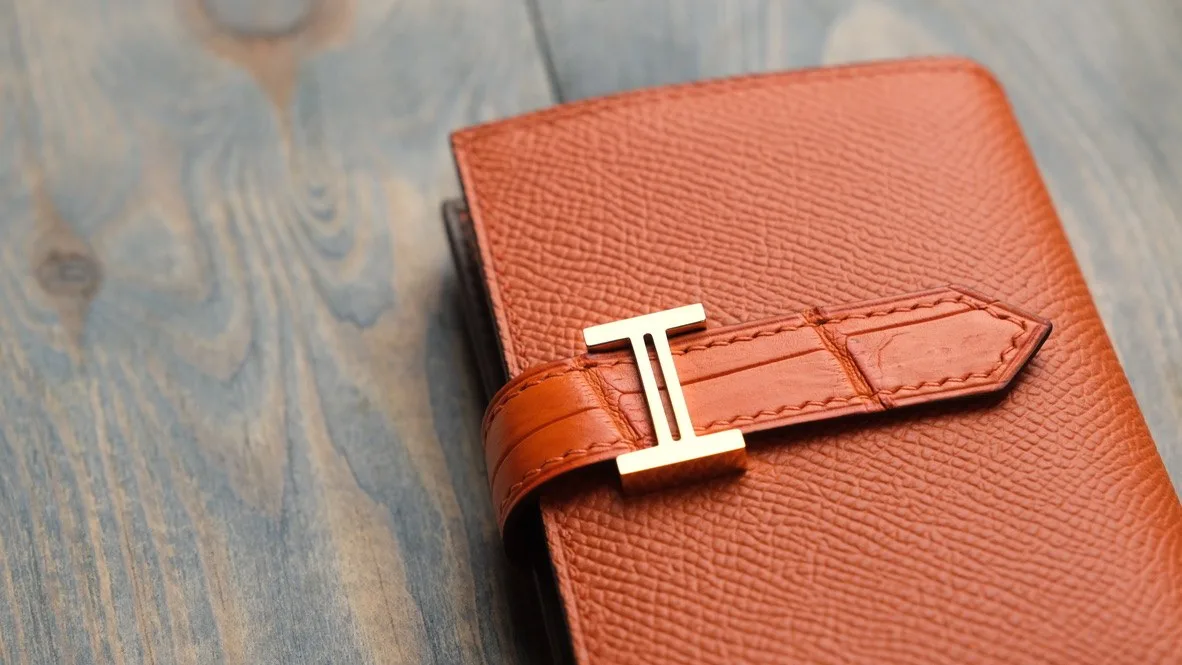 Ảnh Studio Ví đựng thẻ da Epsom phối da cá sấu dáng gập quai cài - Koi Leather