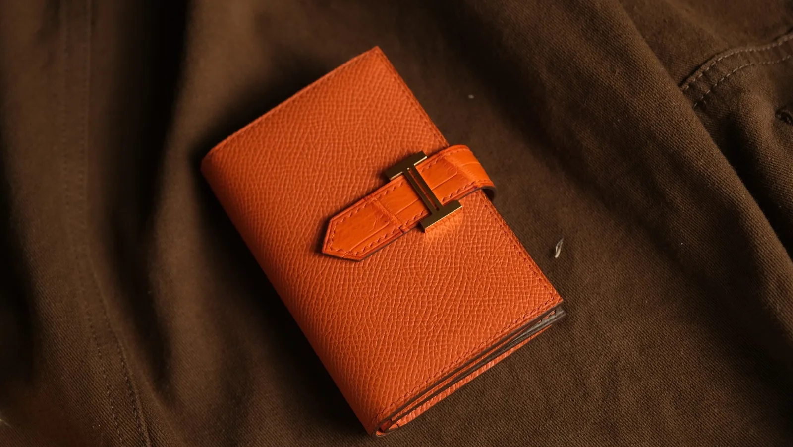 Ảnh Lifestyle Ví đựng thẻ da Epsom phối da cá sấu dáng gập quai cài - Koi Leather
