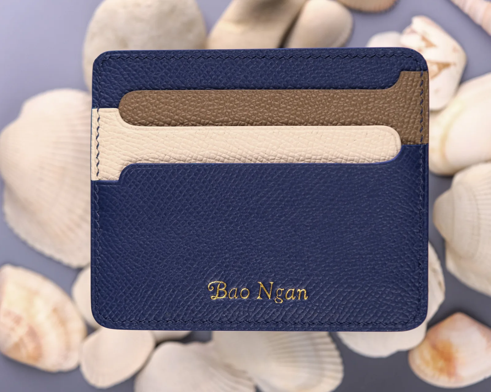 Ảnh Lifestyle Ví đựng thẻ Senot da Epsom navy phối màu - Koi Leather