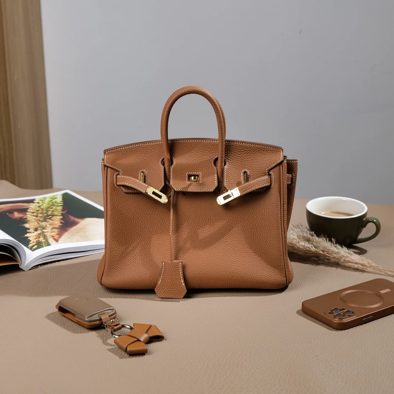 Ảnh Lifestyle Túi xách da bò Togo màu gold quai đôi khóa xoay - Koi Leather