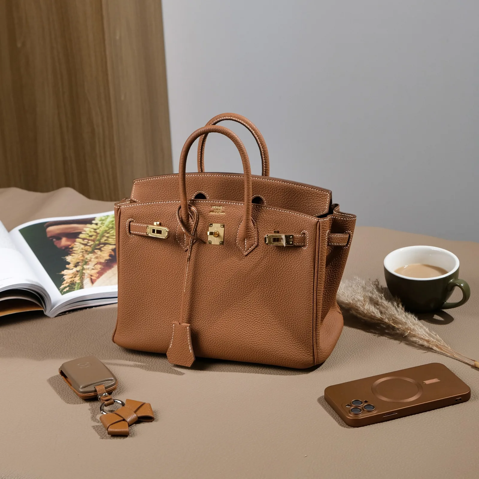 Ảnh Lifestyle Túi xách da bò Togo màu gold quai đôi khóa xoay - Koi Leather