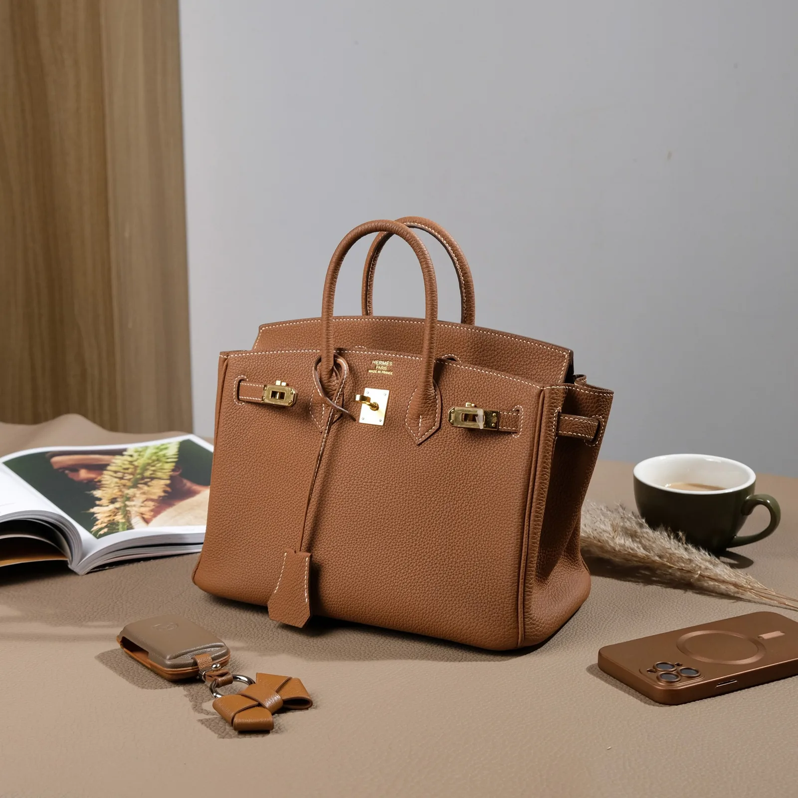 Ảnh Lifestyle Túi xách da bò Togo màu gold quai đôi khóa xoay - Koi Leather