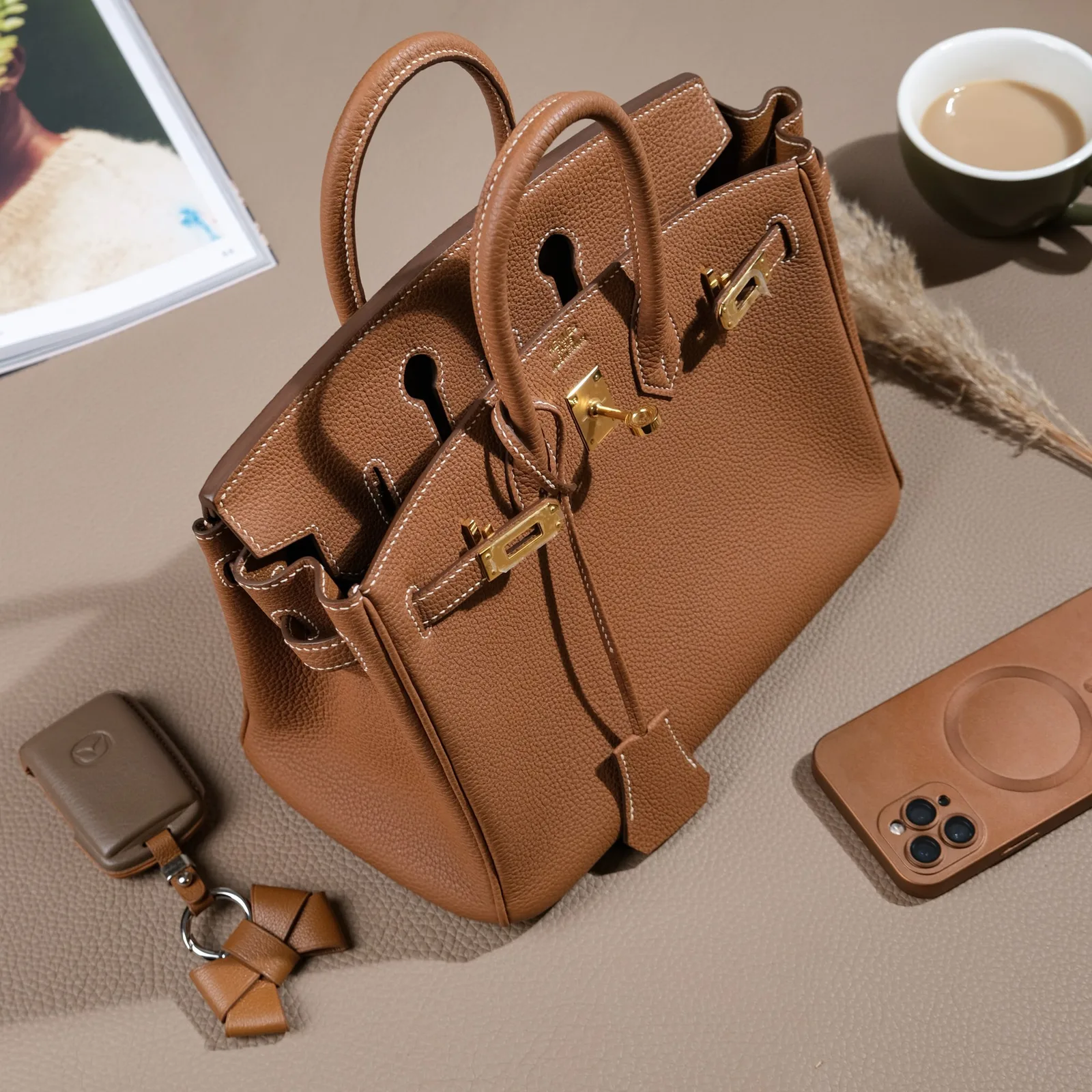Ảnh Lifestyle Túi xách da bò Togo màu gold quai đôi khóa xoay - Koi Leather
