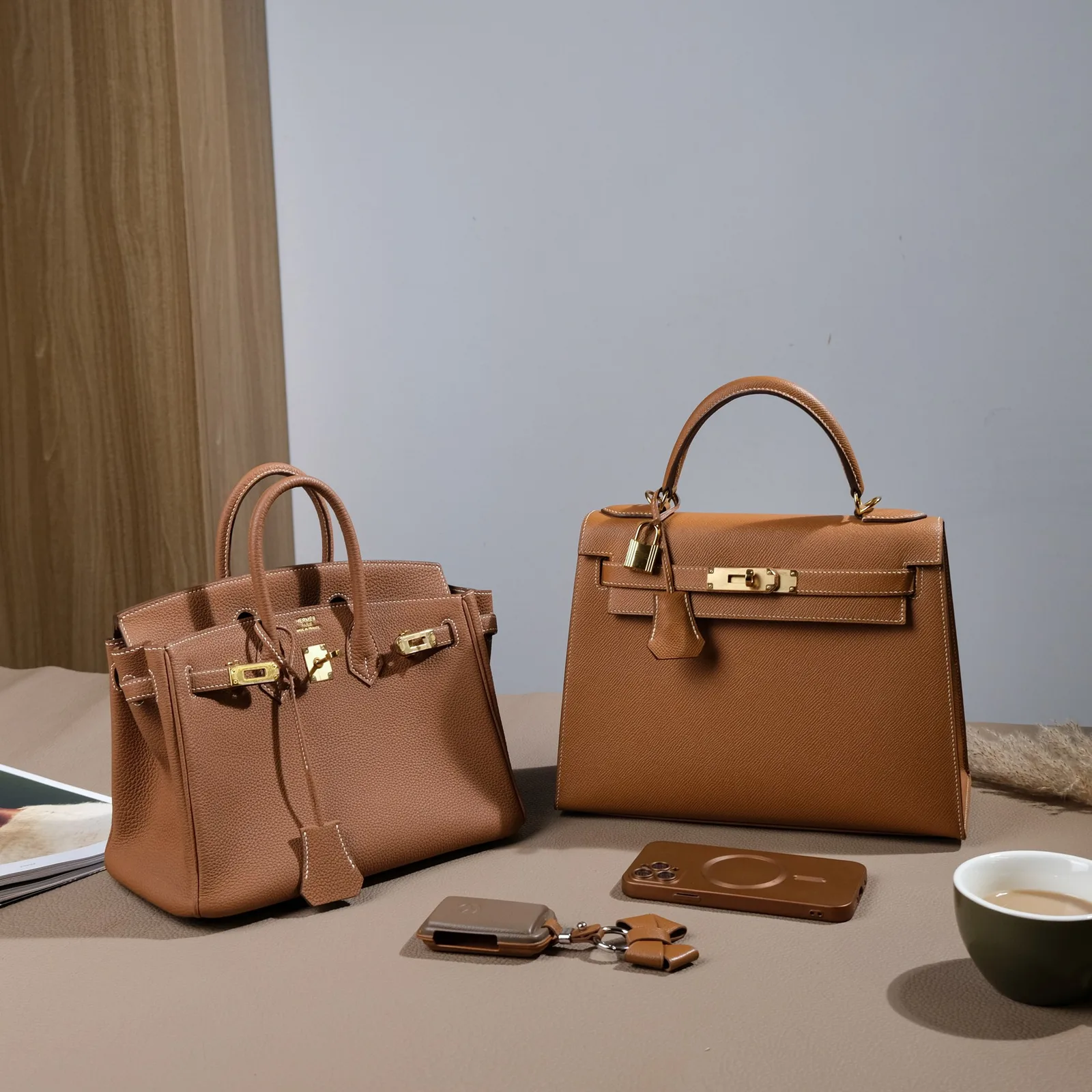 Ảnh Lifestyle Túi xách da bò Togo màu gold quai đôi khóa xoay - Koi Leather