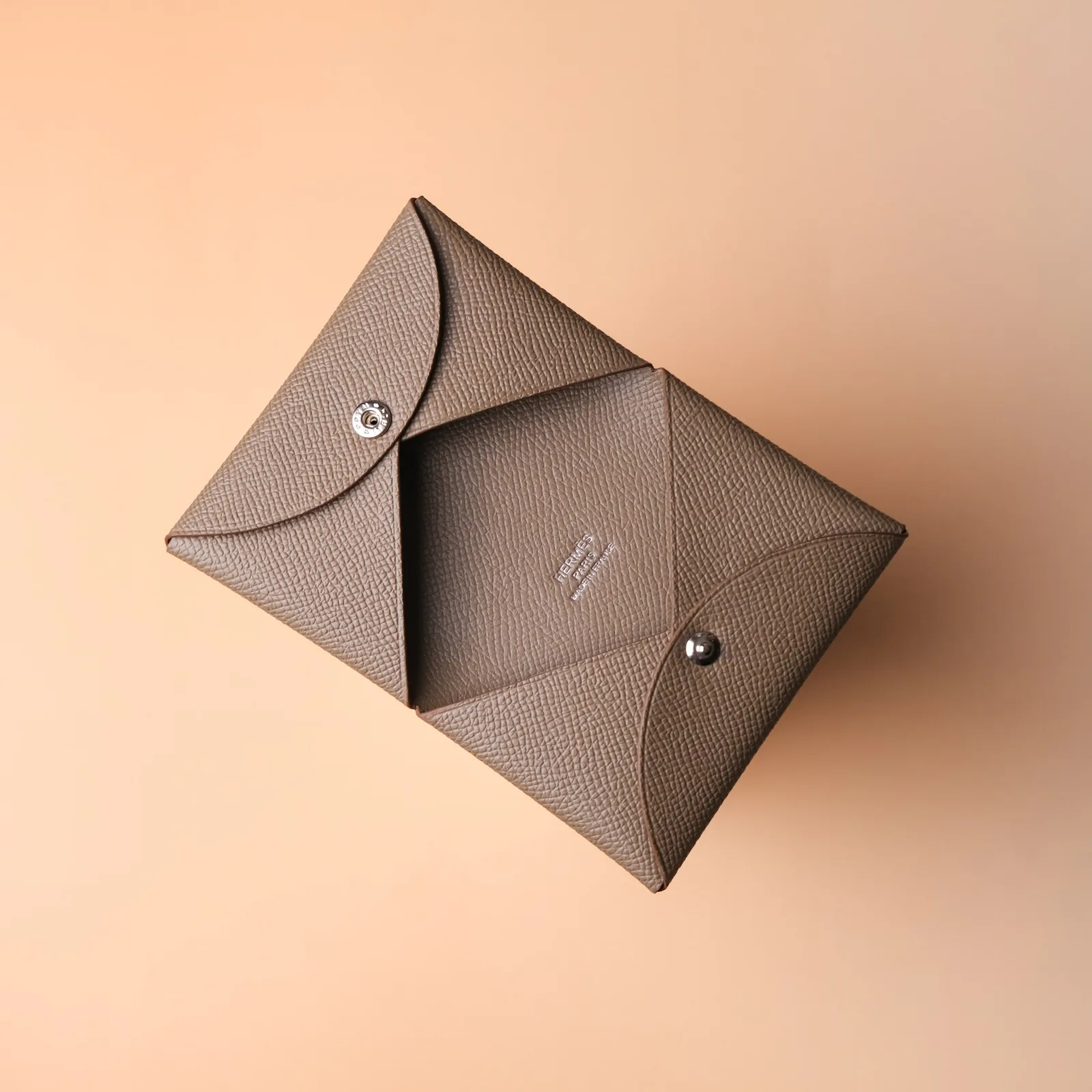 Ảnh Studio Ví đựng thẻ da Epsom màu taupe dáng phong bì - Koi Leather