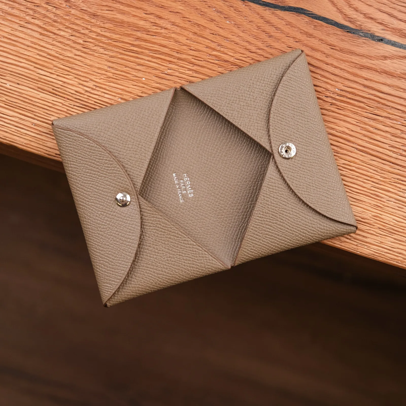 Ảnh Lifestyle Ví đựng thẻ da Epsom màu taupe dáng phong bì - Koi Leather