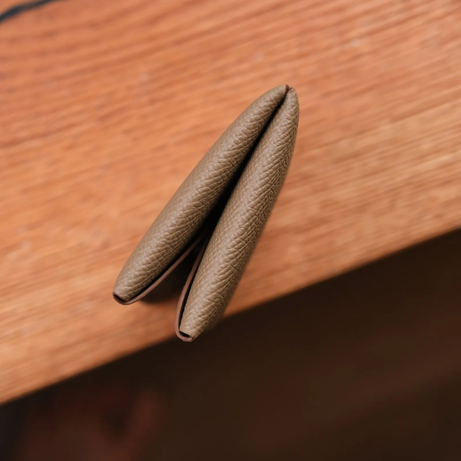 Ảnh Lifestyle Ví đựng thẻ da Epsom màu taupe dáng phong bì - Koi Leather