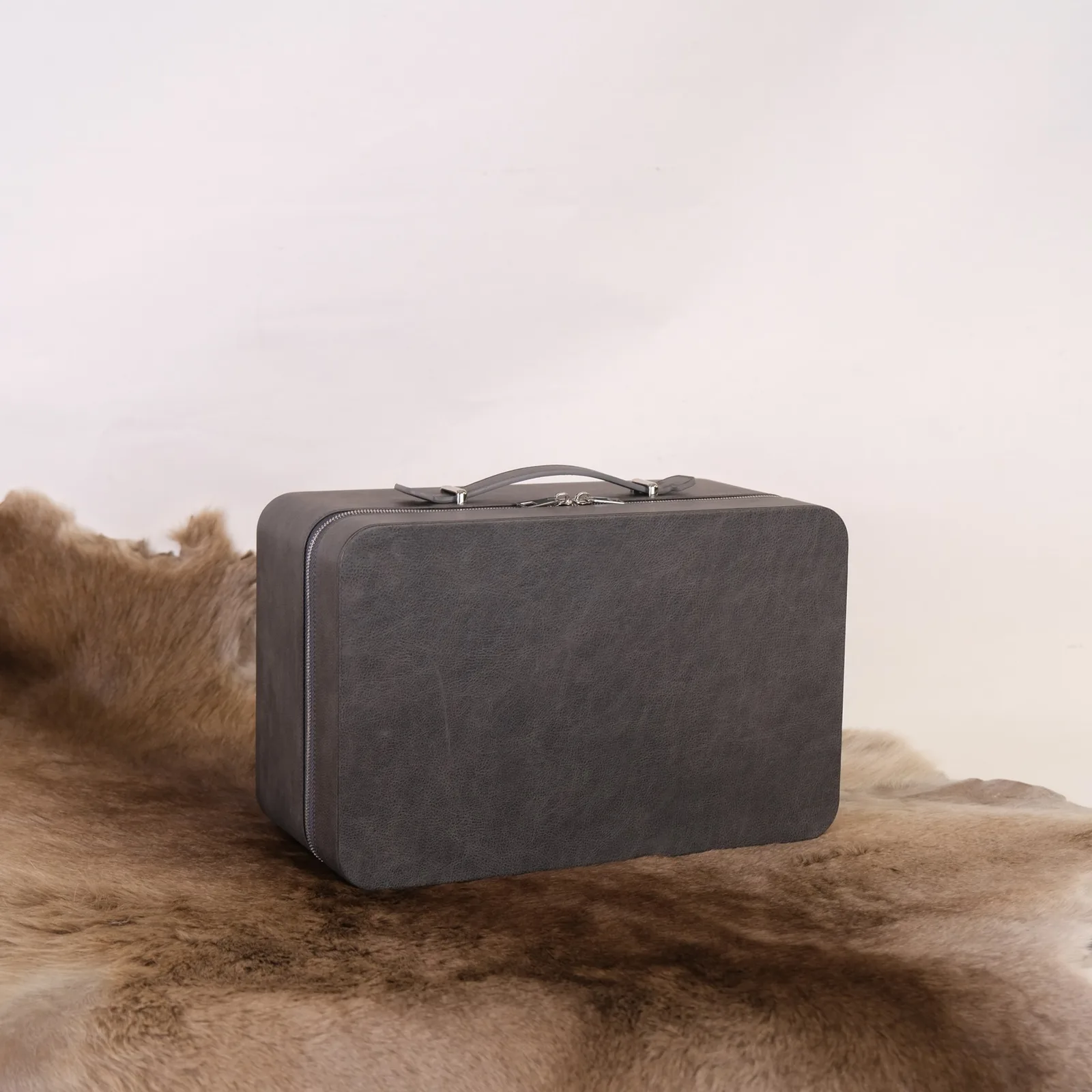 Ảnh Studio Hộp da xách tay phom cứng màu xám - Koi Leather