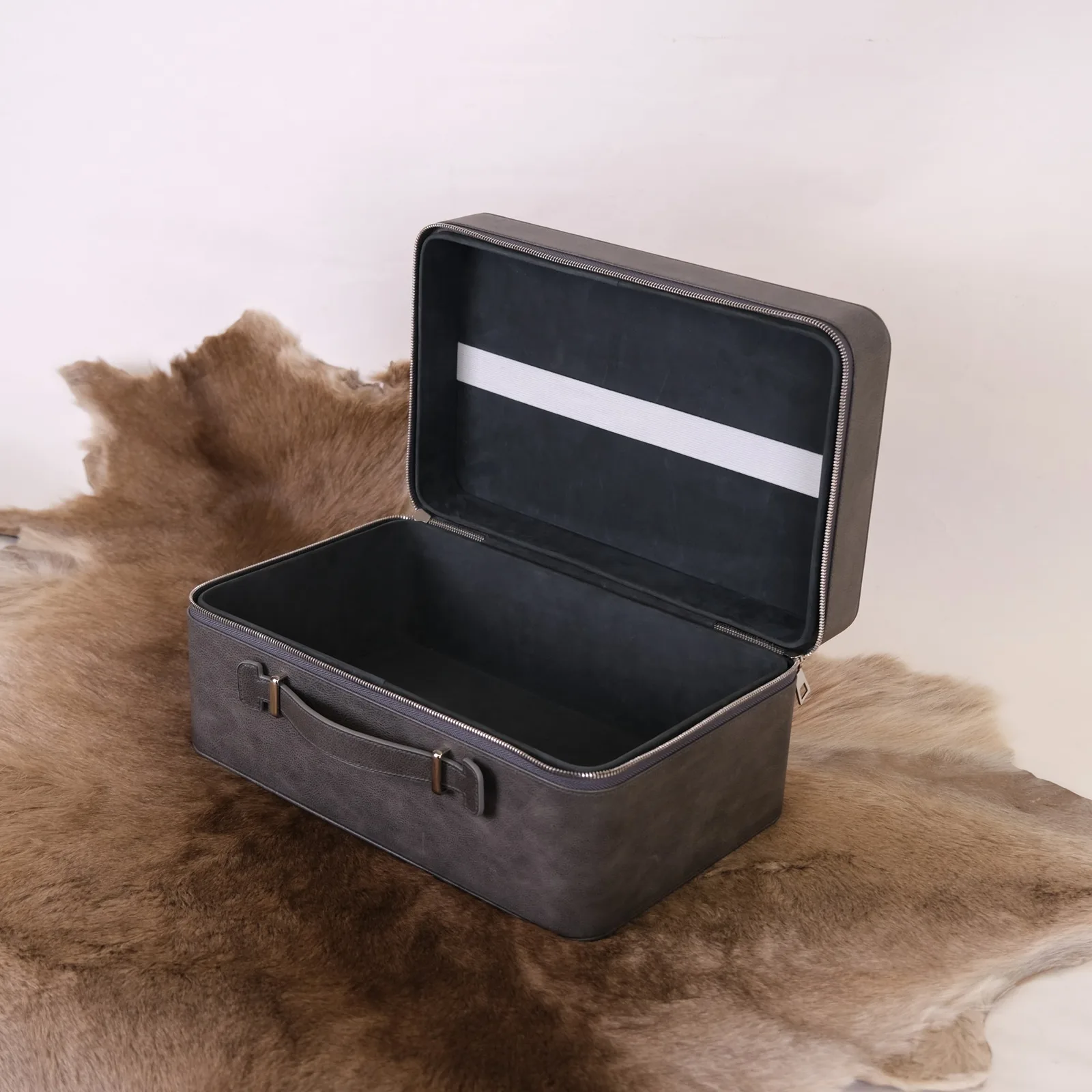 Ảnh Studio Hộp da xách tay phom cứng màu xám - Koi Leather