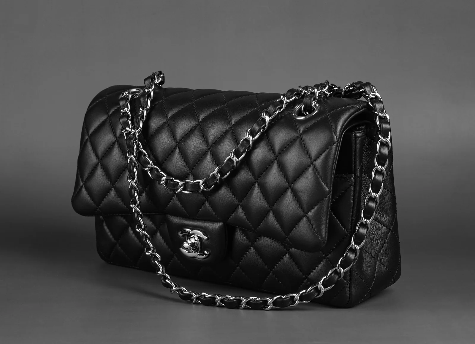 Ảnh Studio Túi xách nữ nắp gập chần trám da Caviar phối xích - Koi Leather