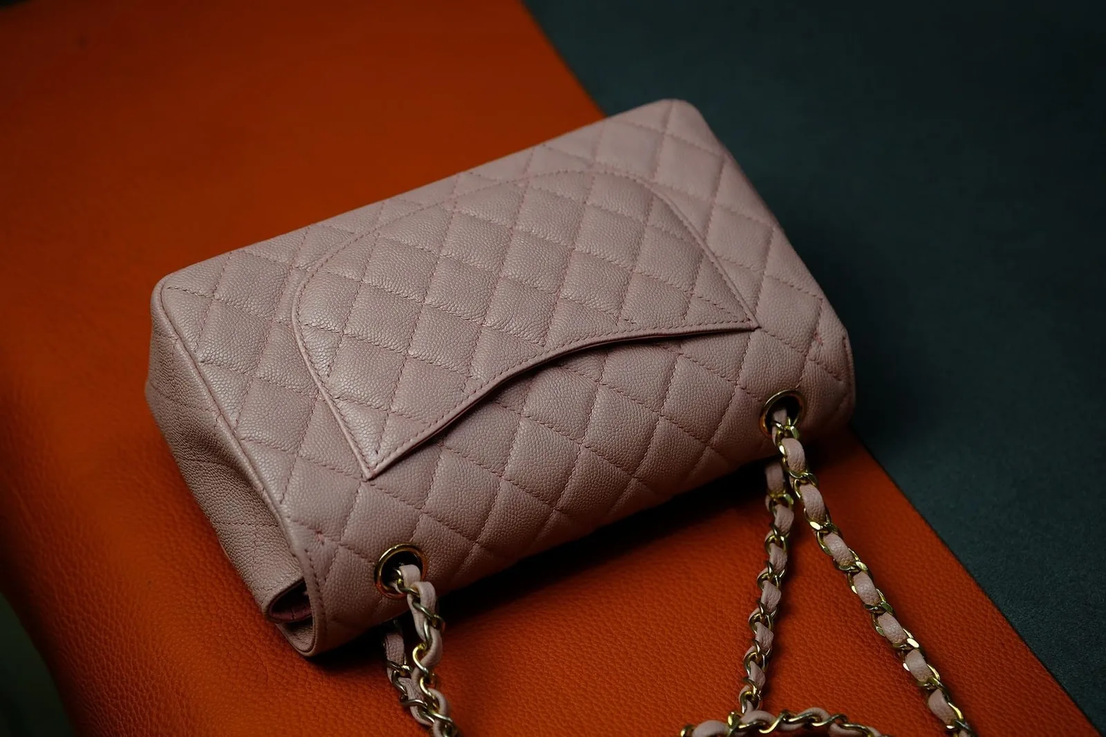 Ảnh Studio Túi xách nữ nắp gập chần trám da Caviar phối xích - Koi Leather