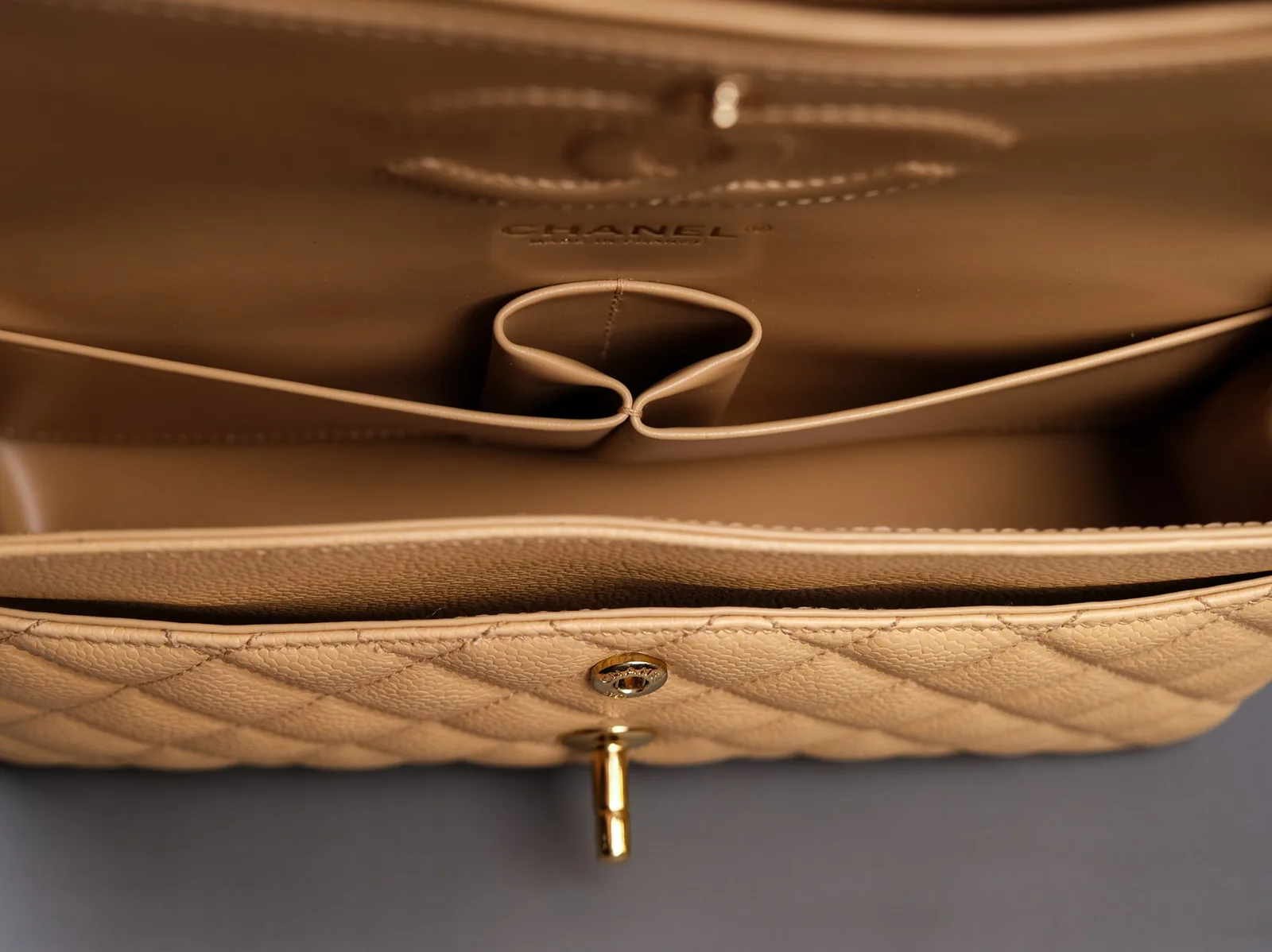 Ảnh Studio Túi xách nữ nắp gập chần trám da Caviar phối xích - Koi Leather