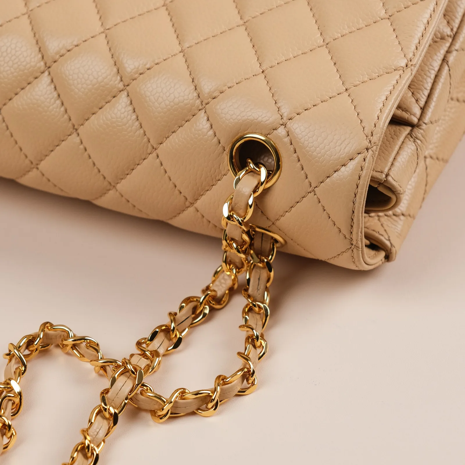 Ảnh Studio Túi xách nữ nắp gập chần trám da Caviar phối xích - Koi Leather