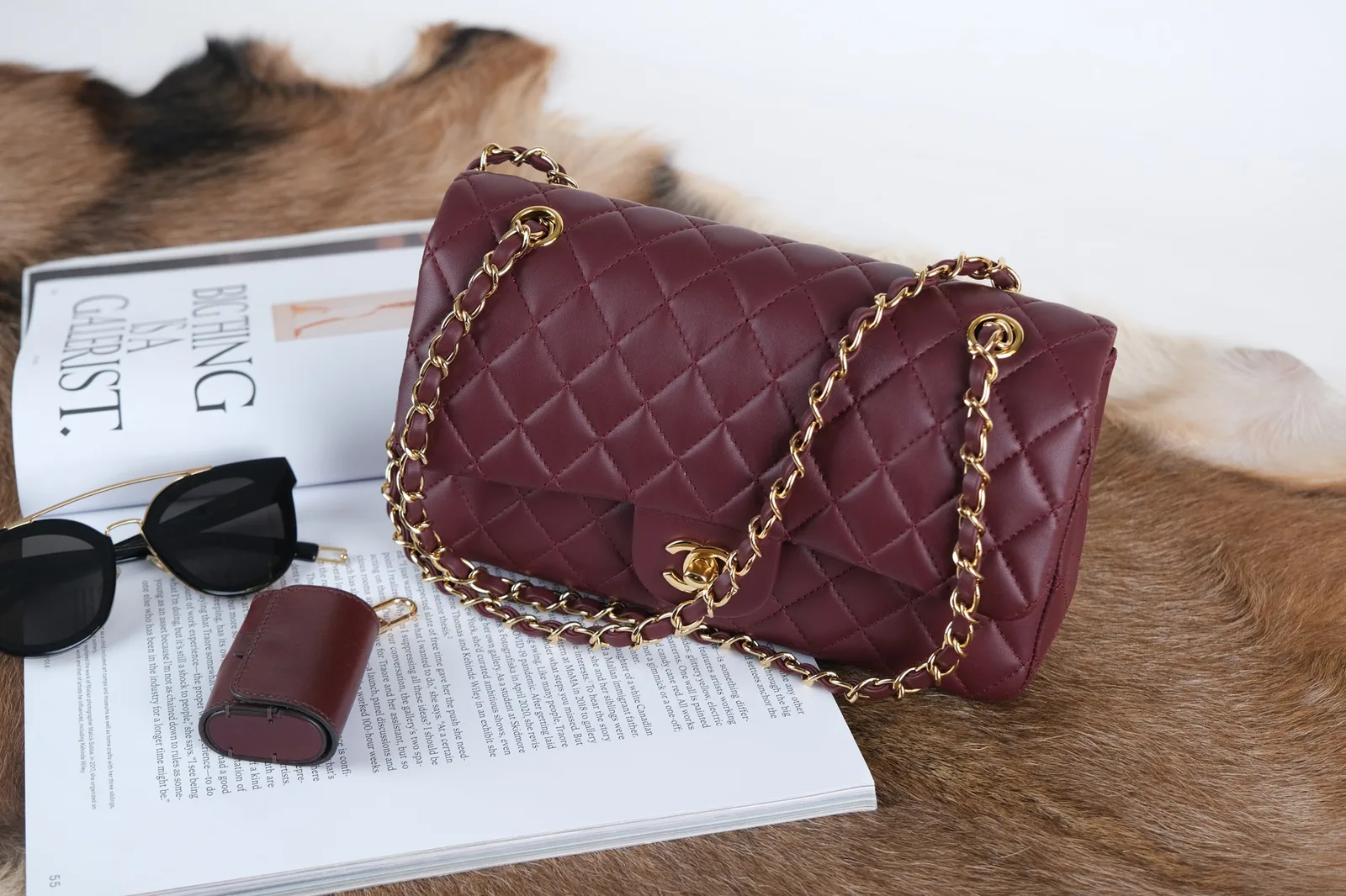 Ảnh Lifestyle Túi xách nữ nắp gập chần trám da Caviar phối xích - Koi Leather
