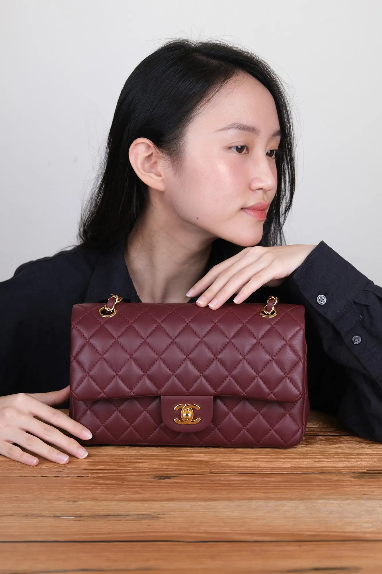 Ảnh Lifestyle Túi xách nữ nắp gập chần trám da Caviar phối xích - Koi Leather