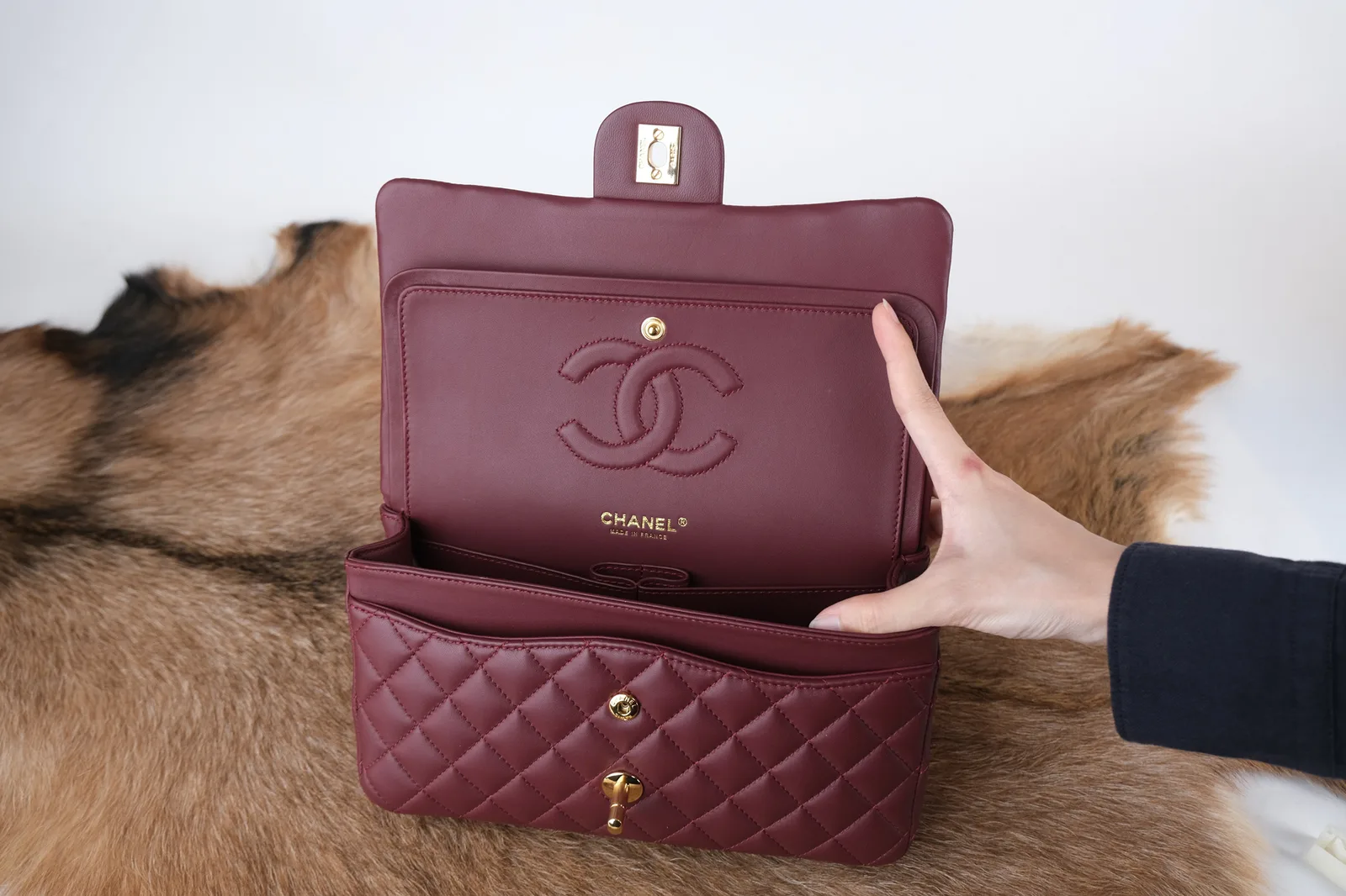 Ảnh Studio Túi Classic nữ nắp gập chần trám da Caviar phối xích - Size M - Koi Leather