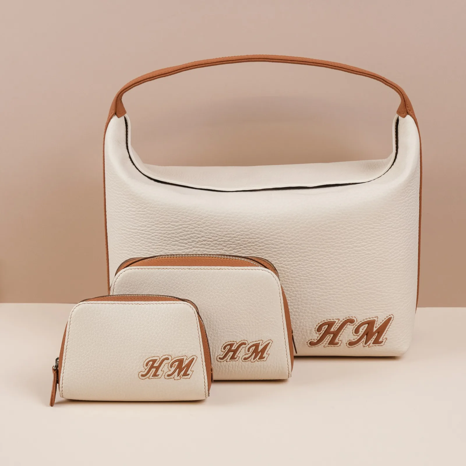 Ảnh Studio Set túi xách và ví da bò hạt màu kem phối nâu - Koi Leather