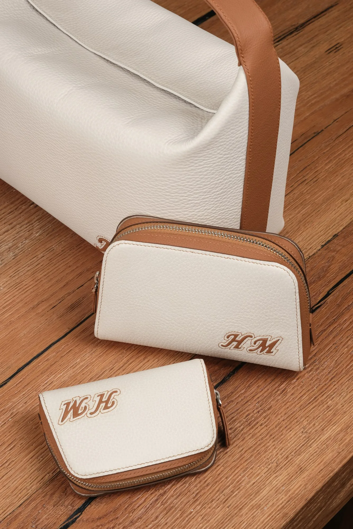 Ảnh Lifestyle Set túi xách và ví da bò hạt màu kem phối nâu - Koi Leather