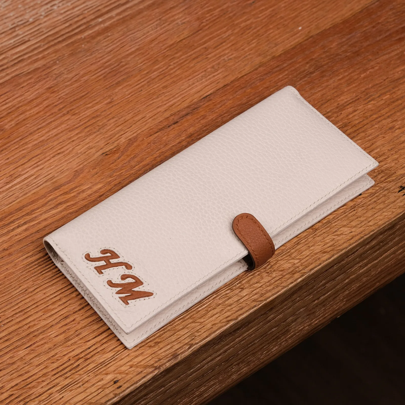 Ảnh Lifestyle Set túi xách và ví da bò hạt màu kem phối nâu - Koi Leather