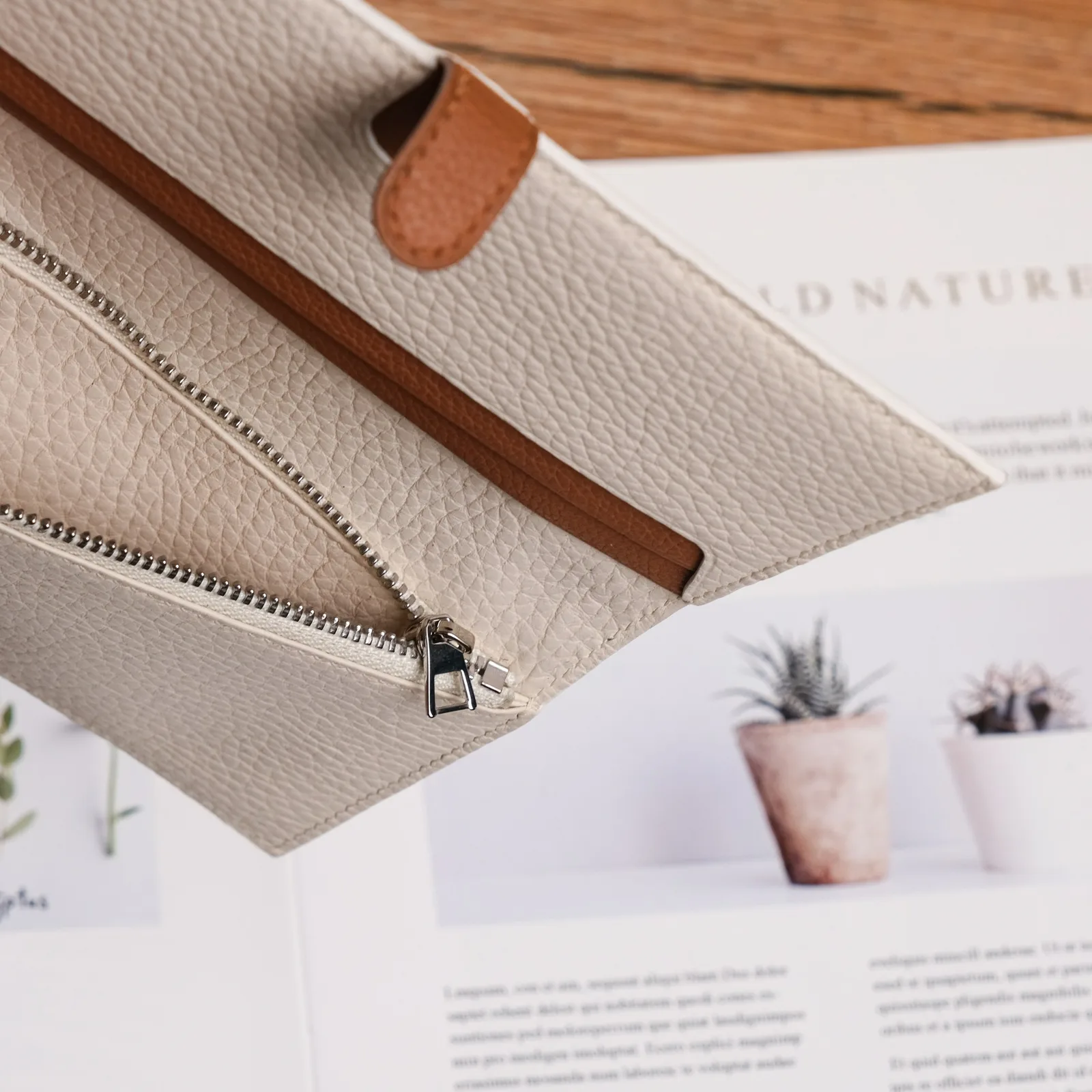 Ảnh Lifestyle Set túi xách và ví da bò hạt màu kem phối nâu - Koi Leather