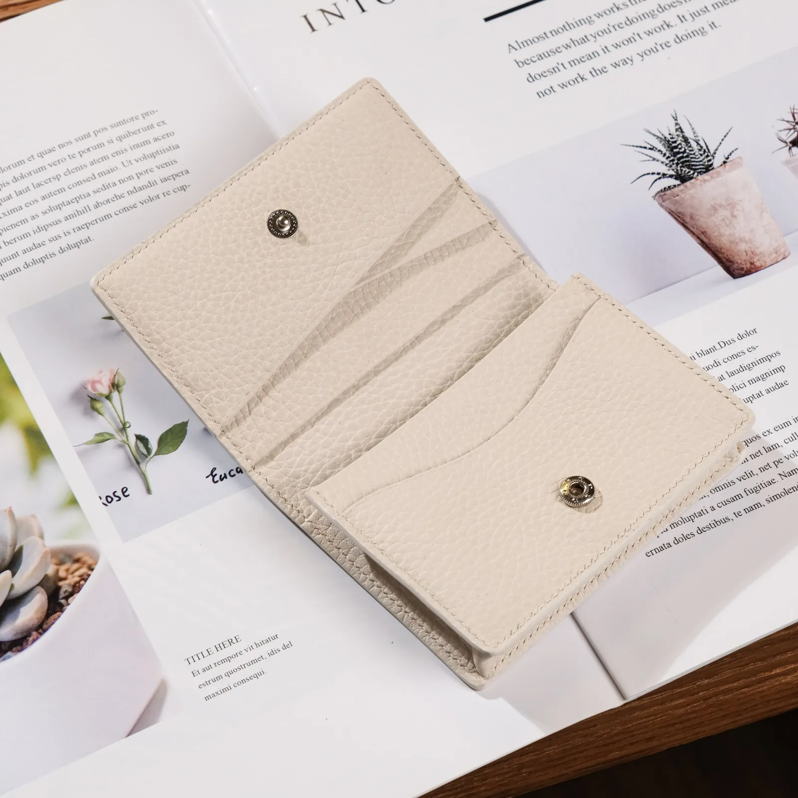 Ảnh Lifestyle Set túi xách và ví da bò hạt màu kem phối nâu - Koi Leather