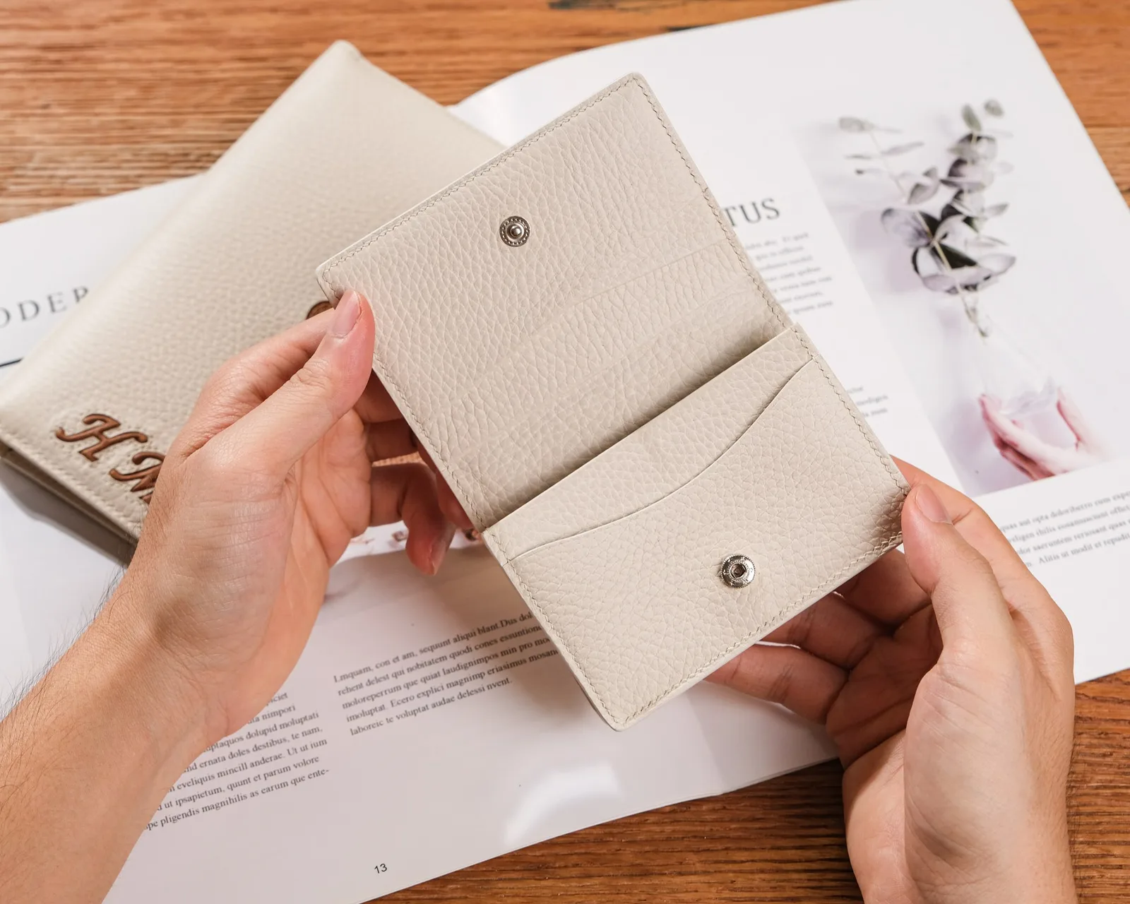 Ảnh Lifestyle Set túi xách và ví da bò hạt màu kem phối nâu - Koi Leather