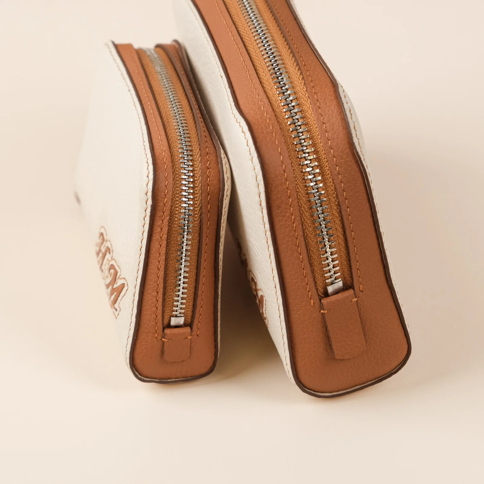 Ảnh Studio Set túi xách và ví da bò hạt màu kem phối nâu - Koi Leather