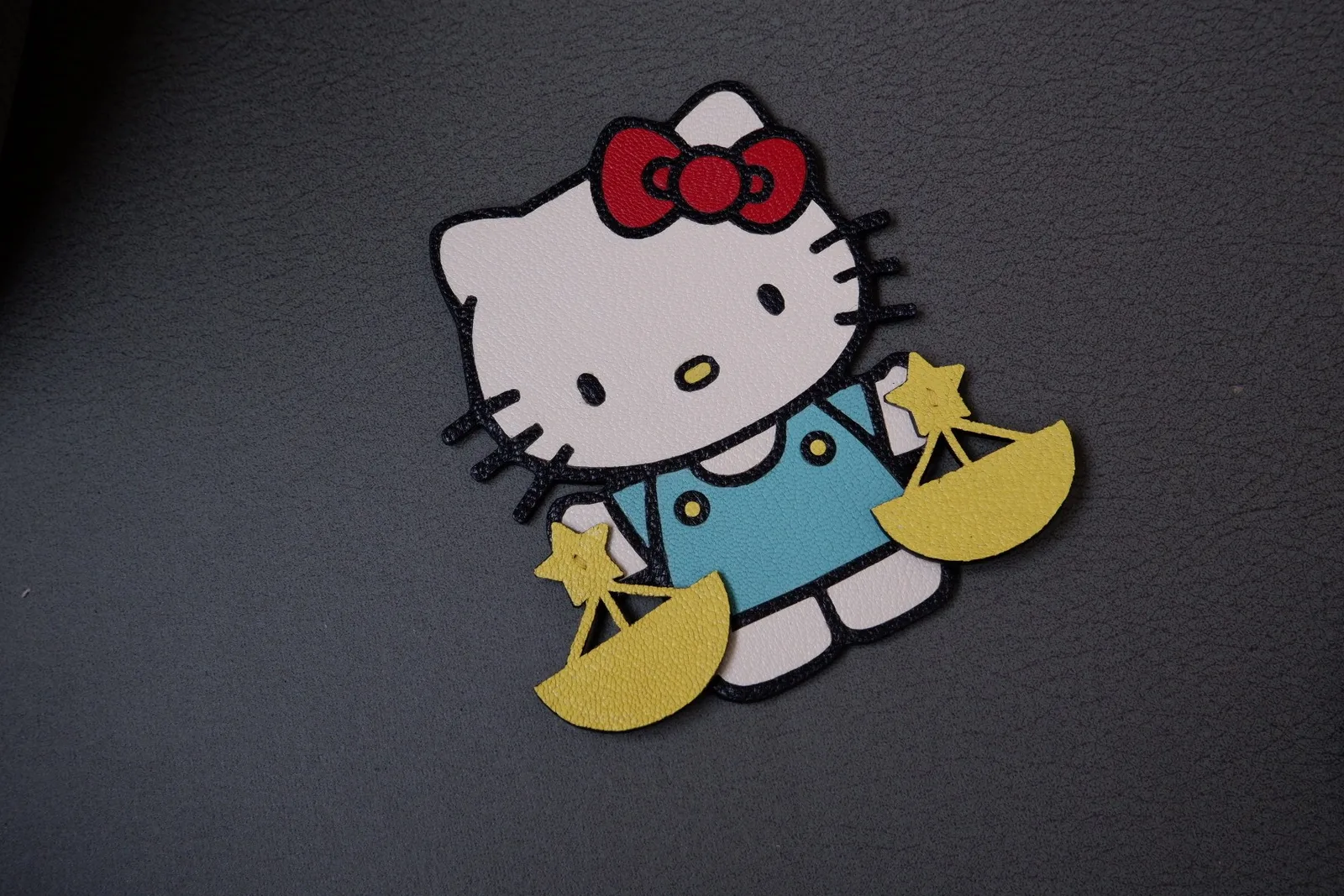 Ảnh Studio Charm da ghép hình mèo Hello Kitty - Koi Leather