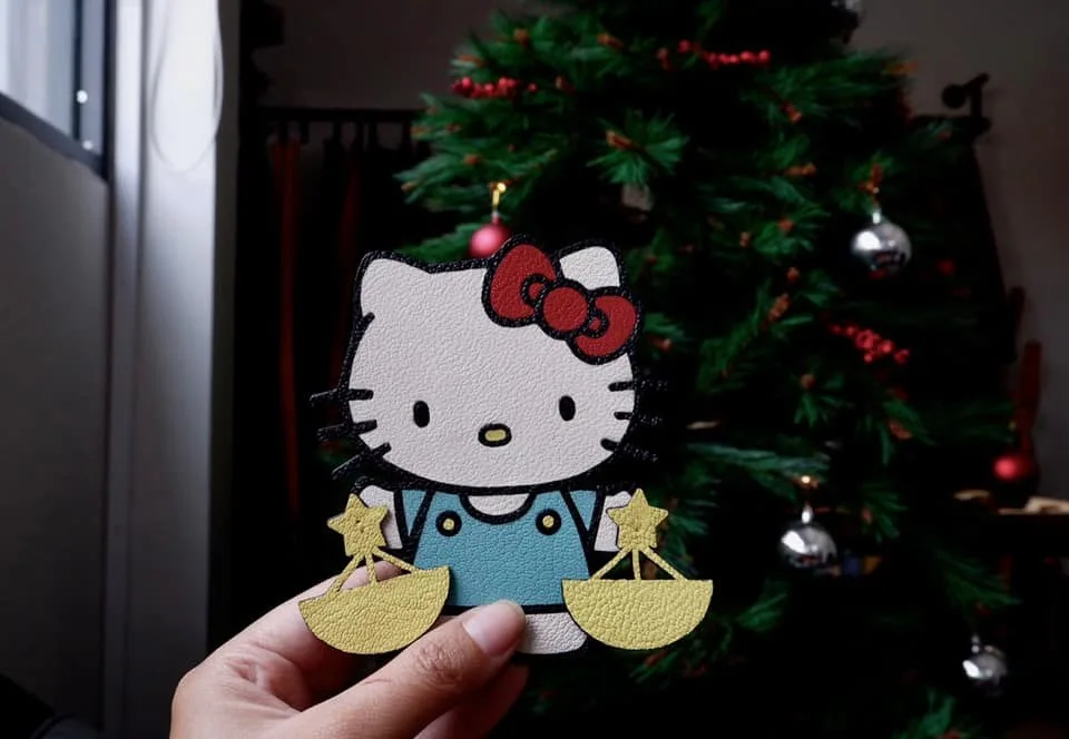 Ảnh Lifestyle Charm da ghép hình mèo Hello Kitty - Koi Leather