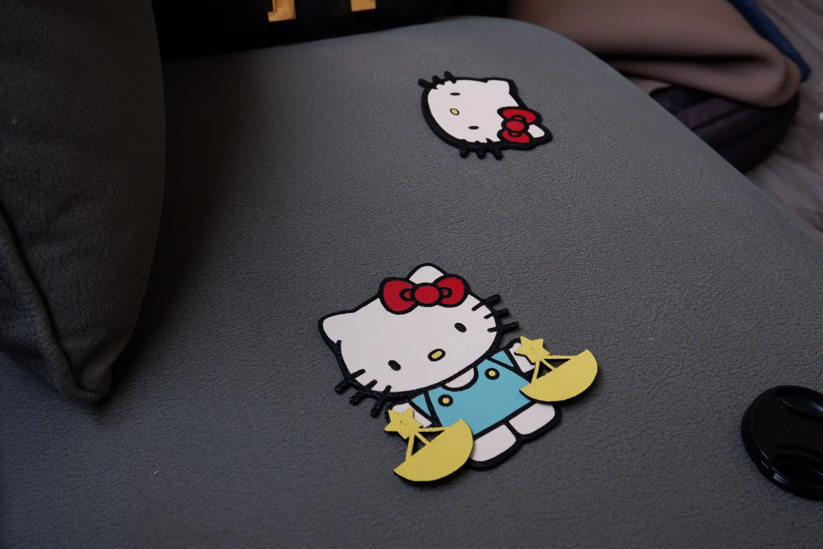 Ảnh Lifestyle Charm da ghép hình mèo Hello Kitty - Koi Leather