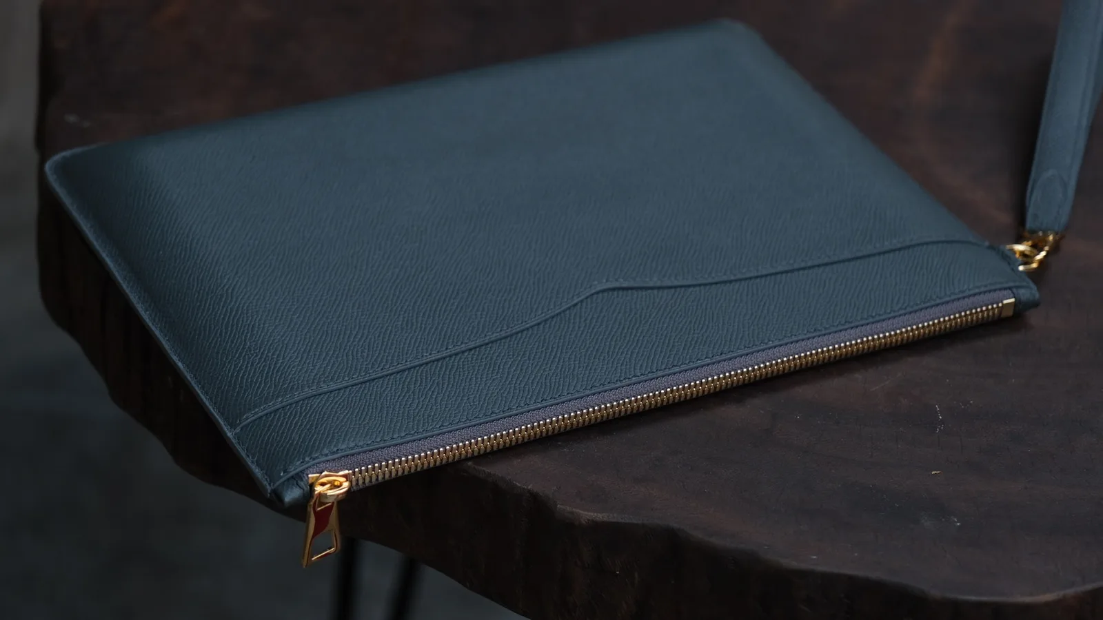 Ảnh Studio Clutch da Epsom dáng dẹp kèm quai đeo tay - Koi Leather