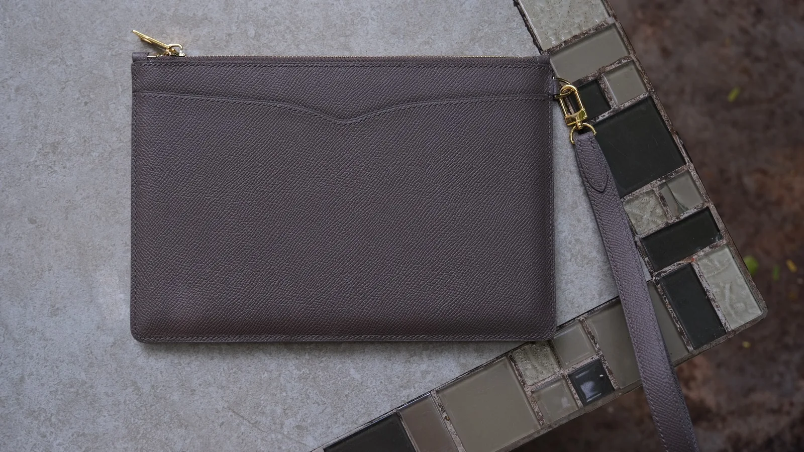 Ảnh Studio Clutch da Epsom dáng dẹp kèm quai đeo tay - Koi Leather