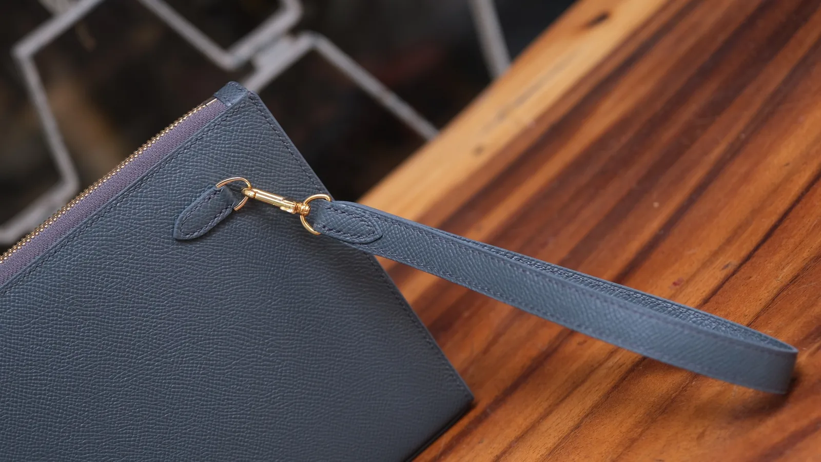 Ảnh Studio Clutch da Epsom dáng dẹp kèm quai đeo tay - Koi Leather