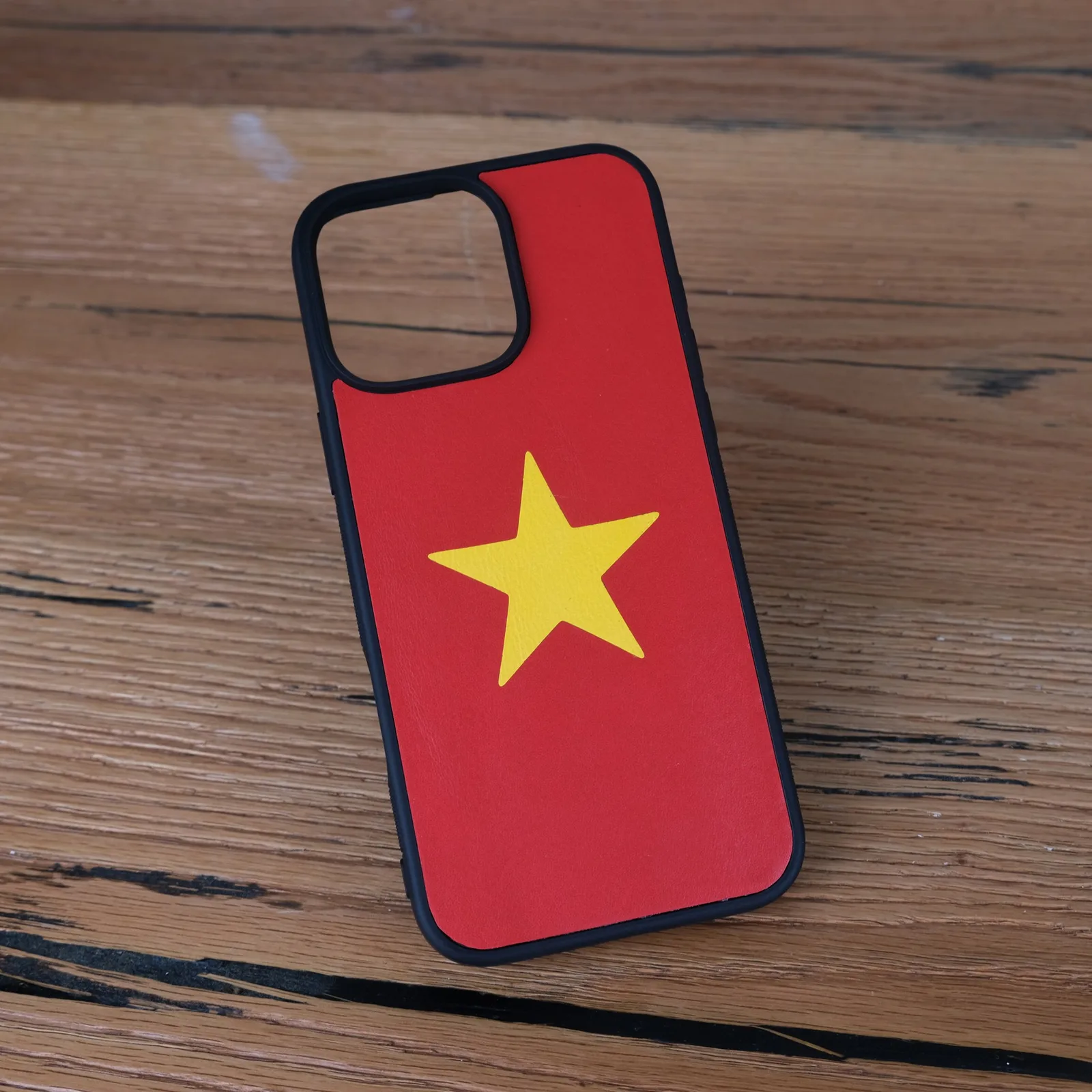 Ảnh Lifestyle Ốp lưng bọc da họa tiết cờ Việt Nam - Koi Leather