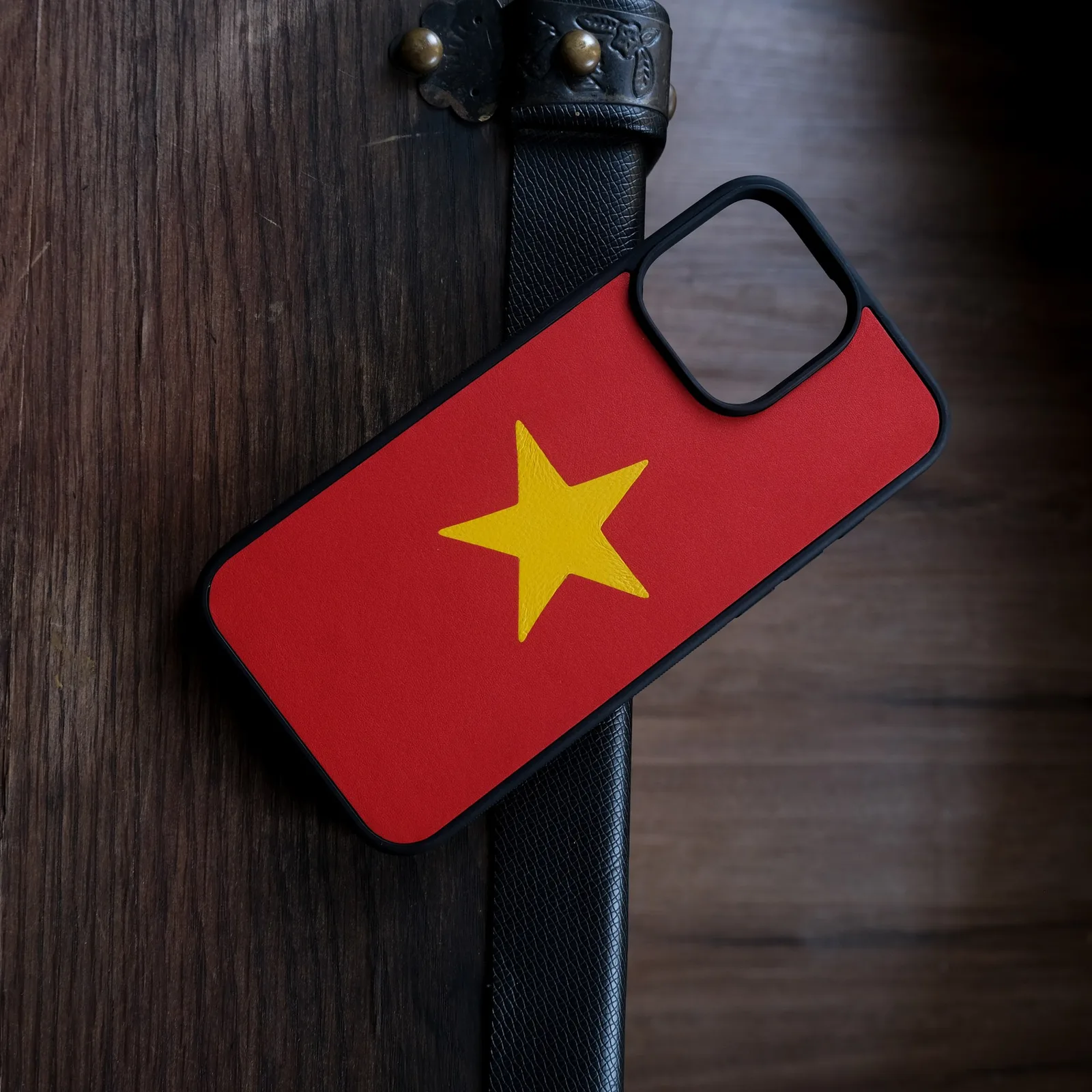 Ảnh Lifestyle Ốp lưng bọc da họa tiết cờ Việt Nam - Koi Leather